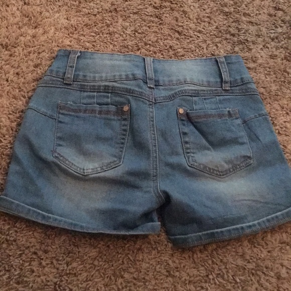 Size 3 booty poppin’ shorts - Picture 2 of 2